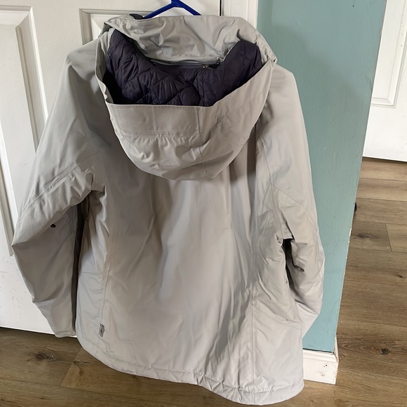 North face women’s snow jacket - Picture 9 of 10